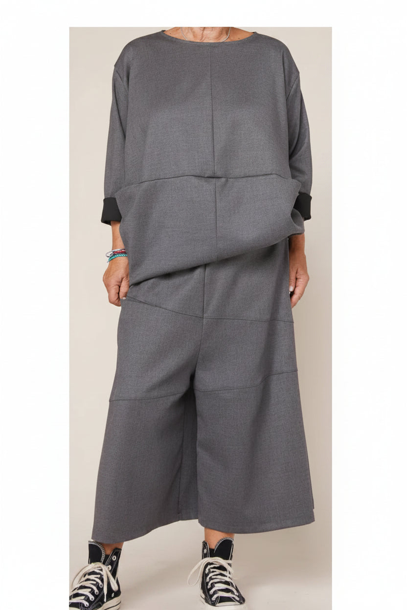 Top Oversize Paneles Diagonales Puño Negro Gris | Wendy Trendy