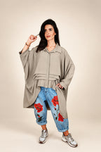 Camisa-chaqueta oversize de líneas arquitectónicas YOLYKKE