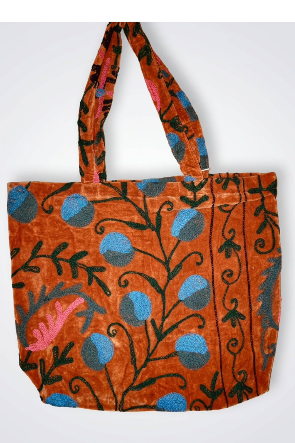 Bolso de algodón con motivos cosidos a mano
