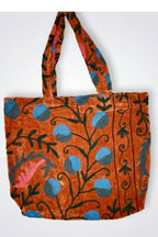 Bolso de algodón con motivos cosidos a mano