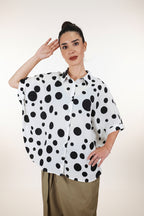 Camisa Lunares Manga Murciélago Blanco Negro | Nefelibata