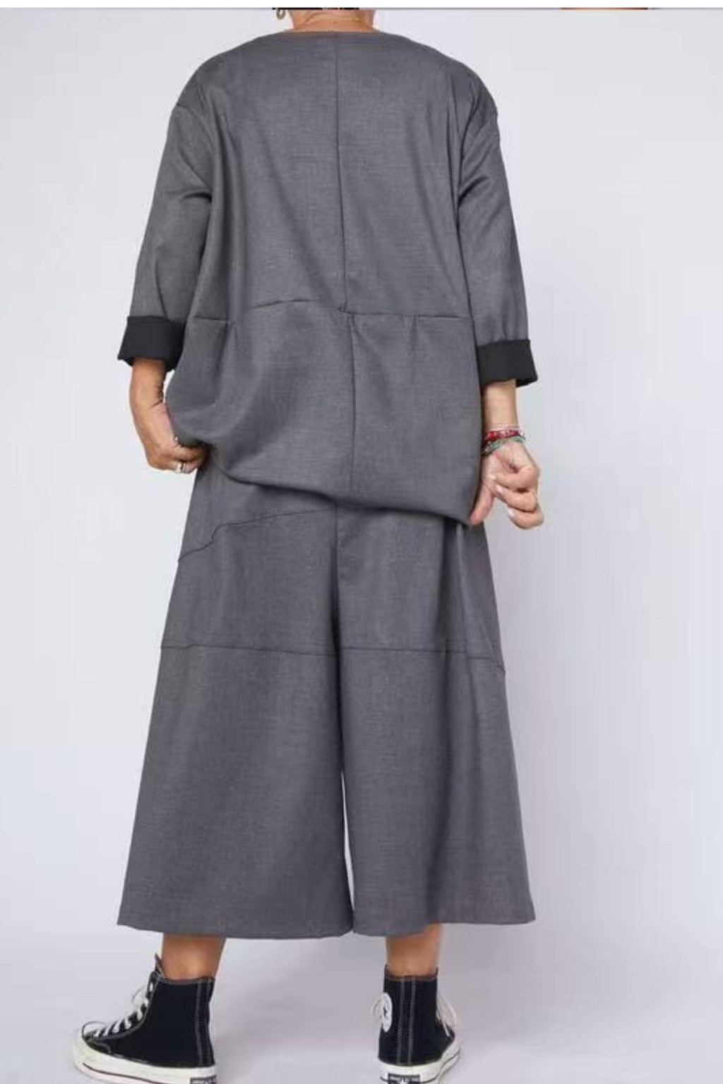 Top Oversize Paneles Diagonales Puño Negro Gris | Wendy Trendy