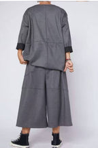 Top Oversize Paneles Diagonales Puño Negro Gris | Wendy Trendy