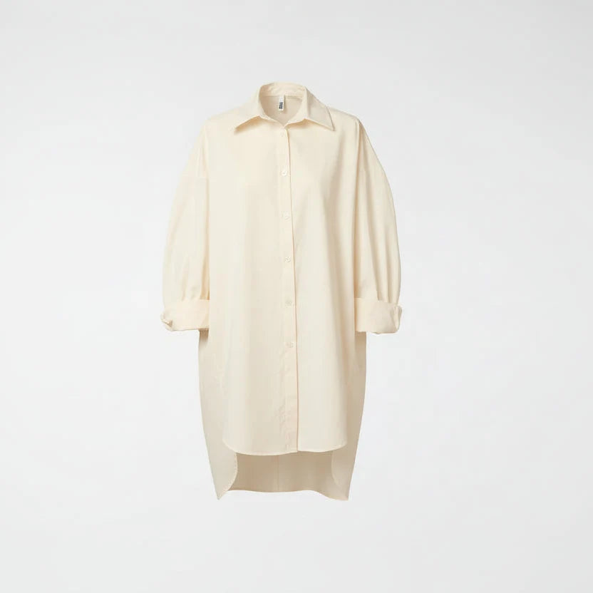 Camisa blanca larga de corte amplio