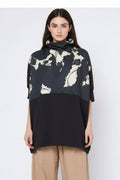 Top Dos Texturas Estampado Botánico Cuello Chimenea Negro | Wendy Trendy