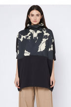 Top Dos Texturas Estampado Botánico Cuello Chimenea Negro | Wendy Trendy