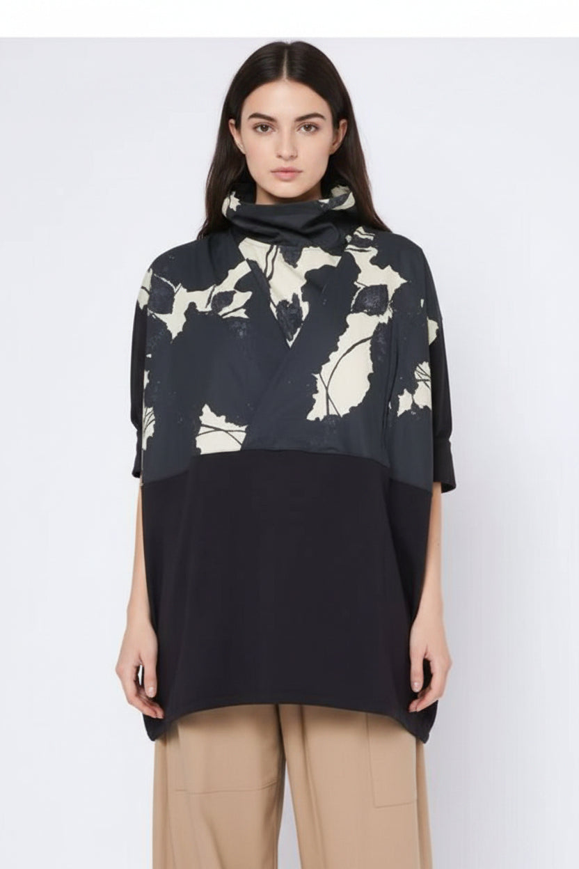 Top Dos Texturas Estampado Botánico Cuello Chimenea Negro | Wendy Trendy