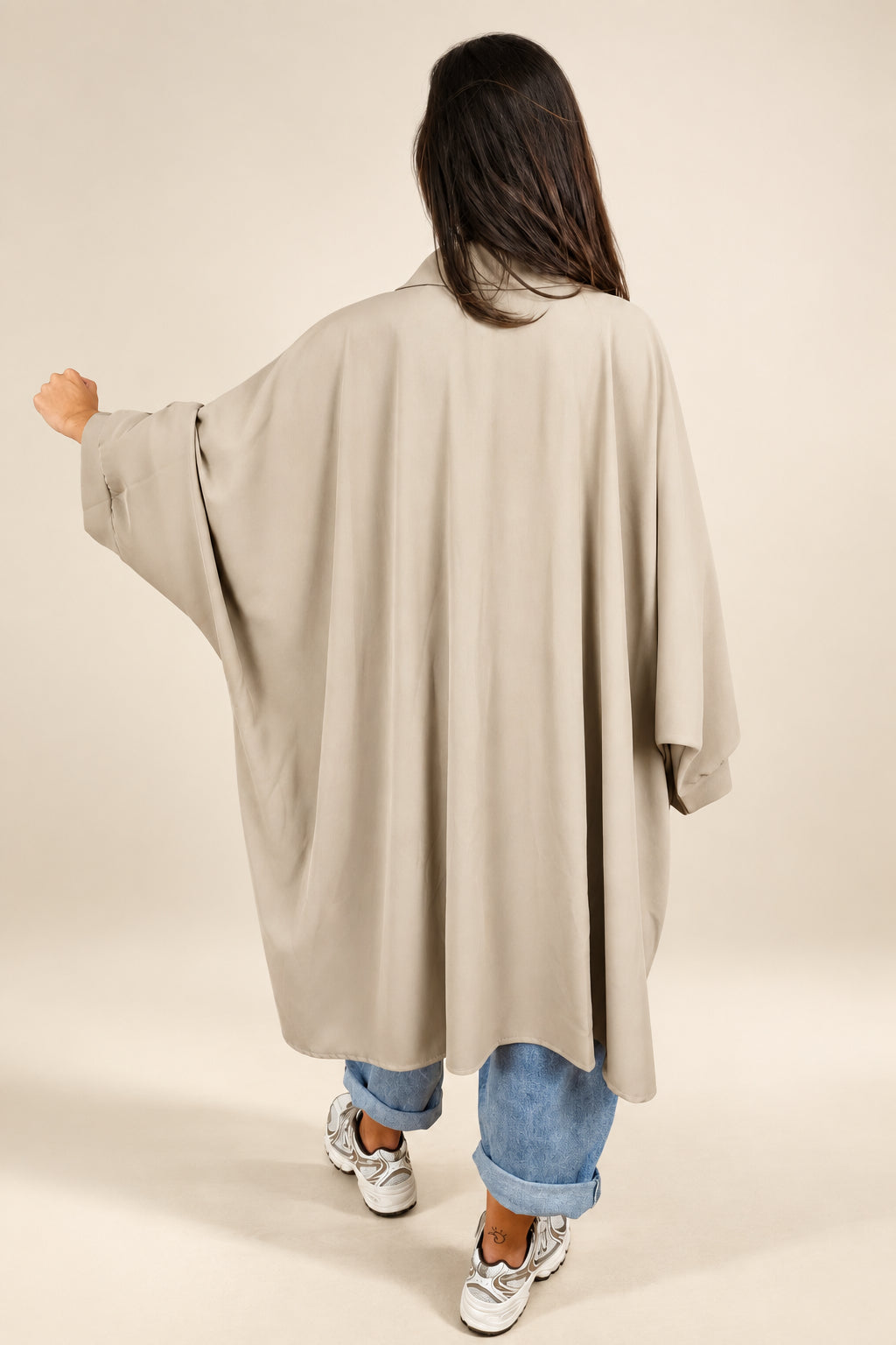Camisa-chaqueta oversize de líneas arquitectónicas YOLYKKE