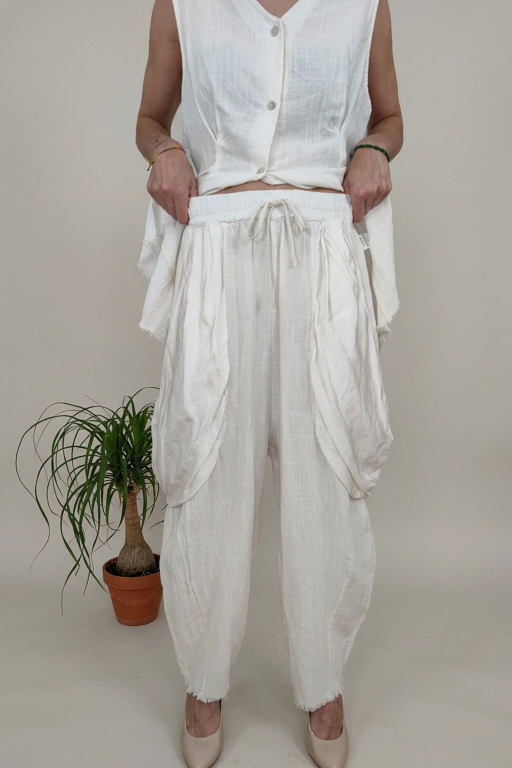 Pantalón Bombacho Textura Lino Bolsillos Caídos |YOLYKKE