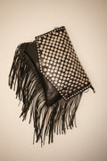 Bolso Bandolera Piel Italiana Tachuelas Flecos Negro | YOLYKKE