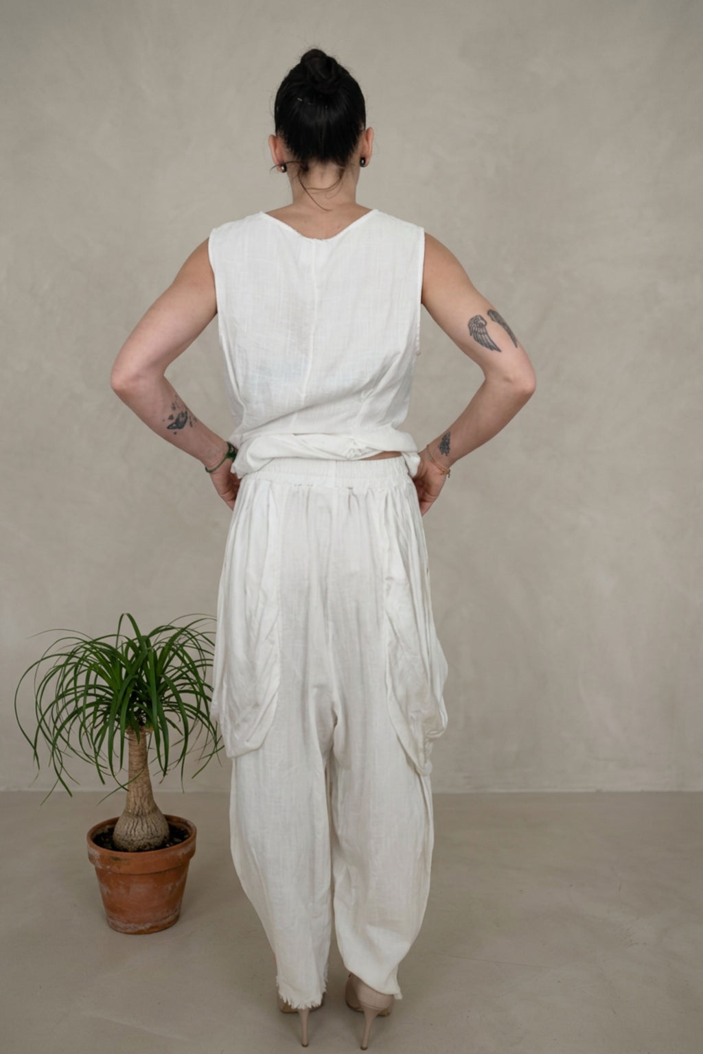 Pantalón Bombacho Textura Lino Bolsillos Caídos |YOLYKKE