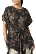 Blusa Relieve Floral Lazada Kimono Marrón | Wendy Trendy