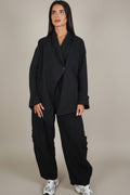 Schwarze Cargo-Hose mit weitem Bein und Pattentaschen | YOLYKKE