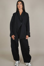 Schwarze Cargo-Hose mit weitem Bein und Pattentaschen | YOLYKKE