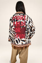 Blazer animal print con corazón y mensaje YOLYKKE