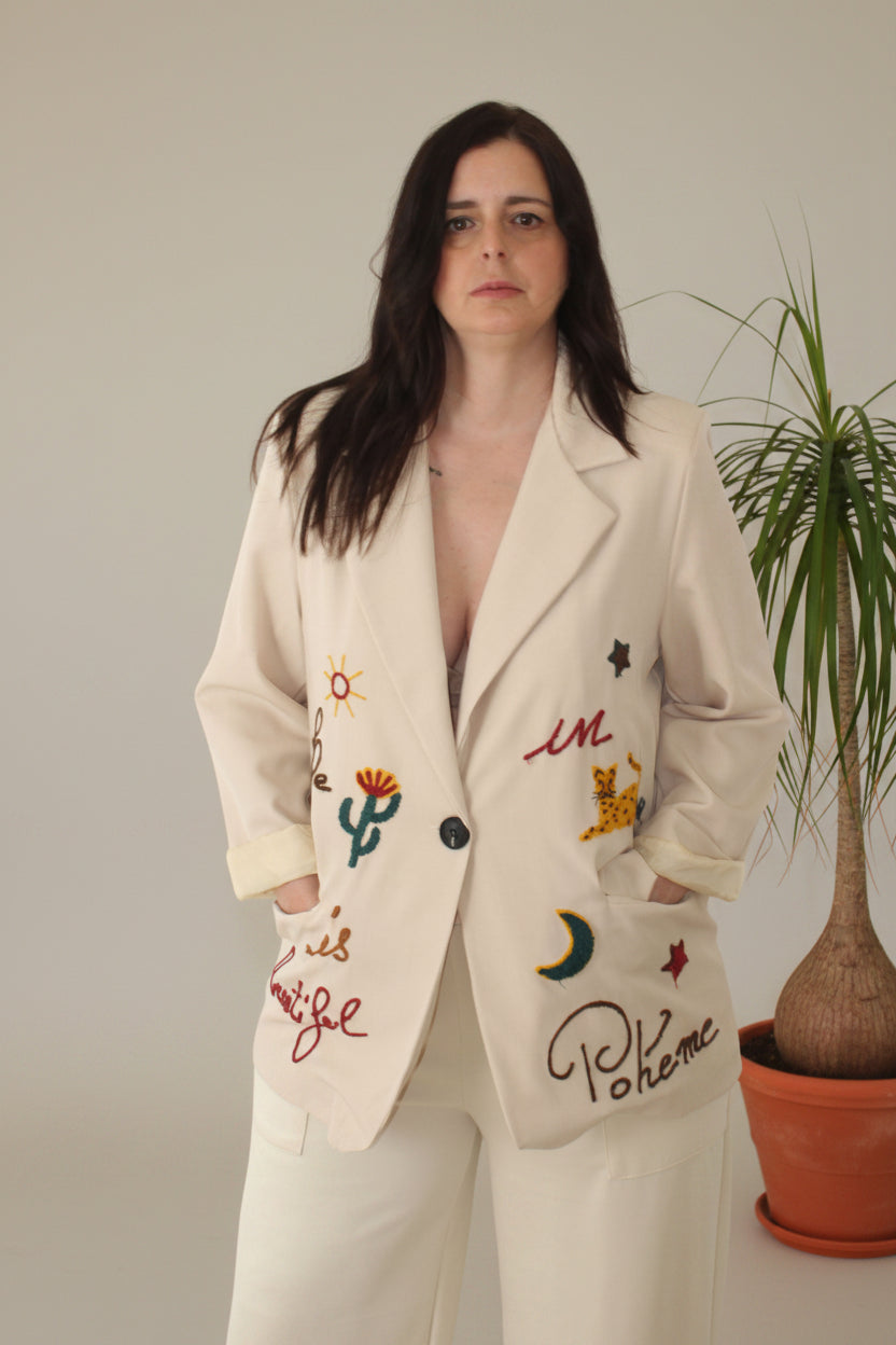 Blazer beige con dibujos bordados de cactus tigres y textos LYKKE