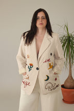 Blazer beige con dibujos bordados de cactus tigres y textos LYKKE