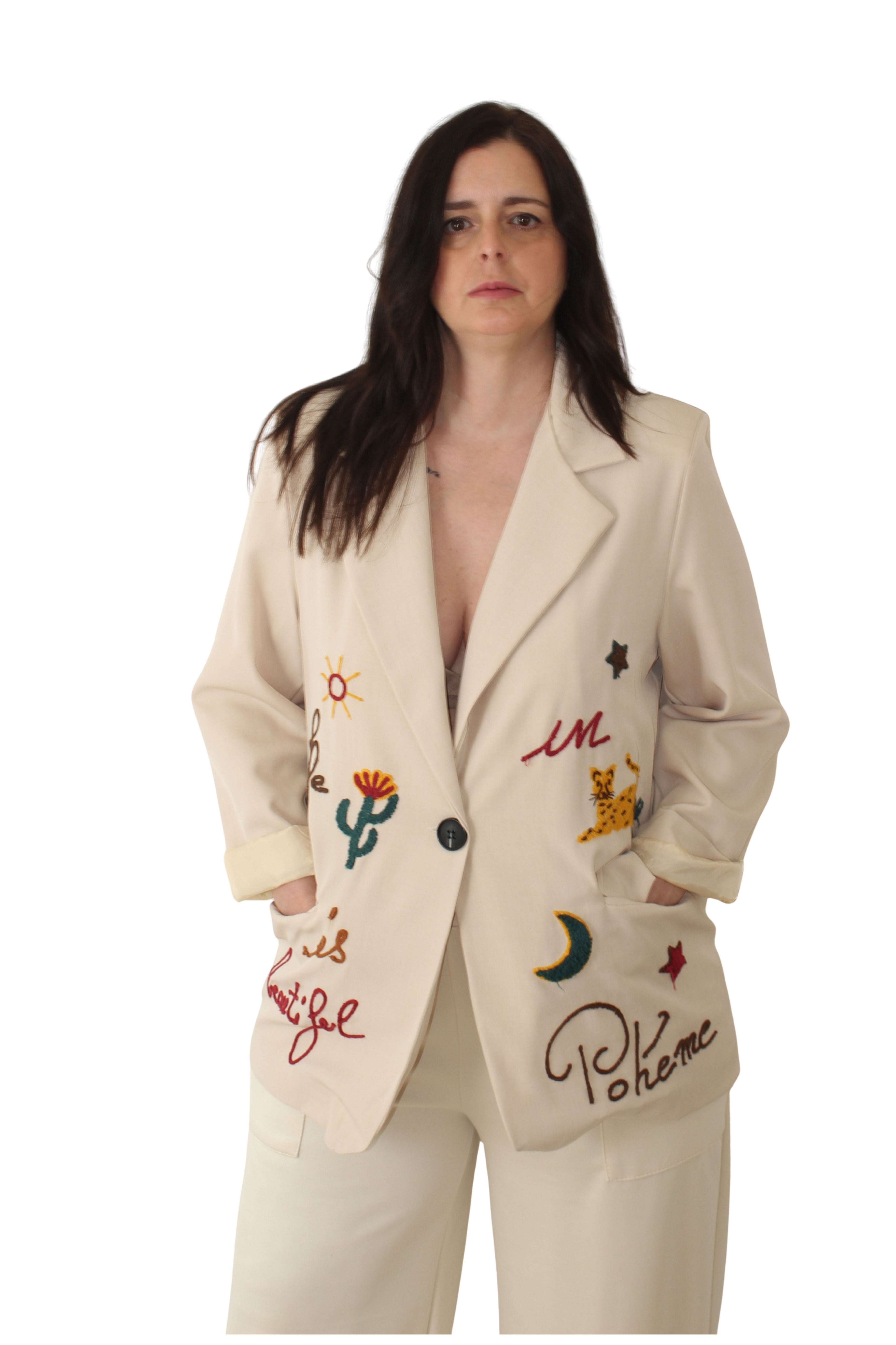 Blazer beige con dibujos bordados de cactus tigres y textos LYKKE