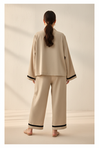 Pantalón Palazzo Jacquard Beige Franja Lateral Negra Curvy | YOLYKKE