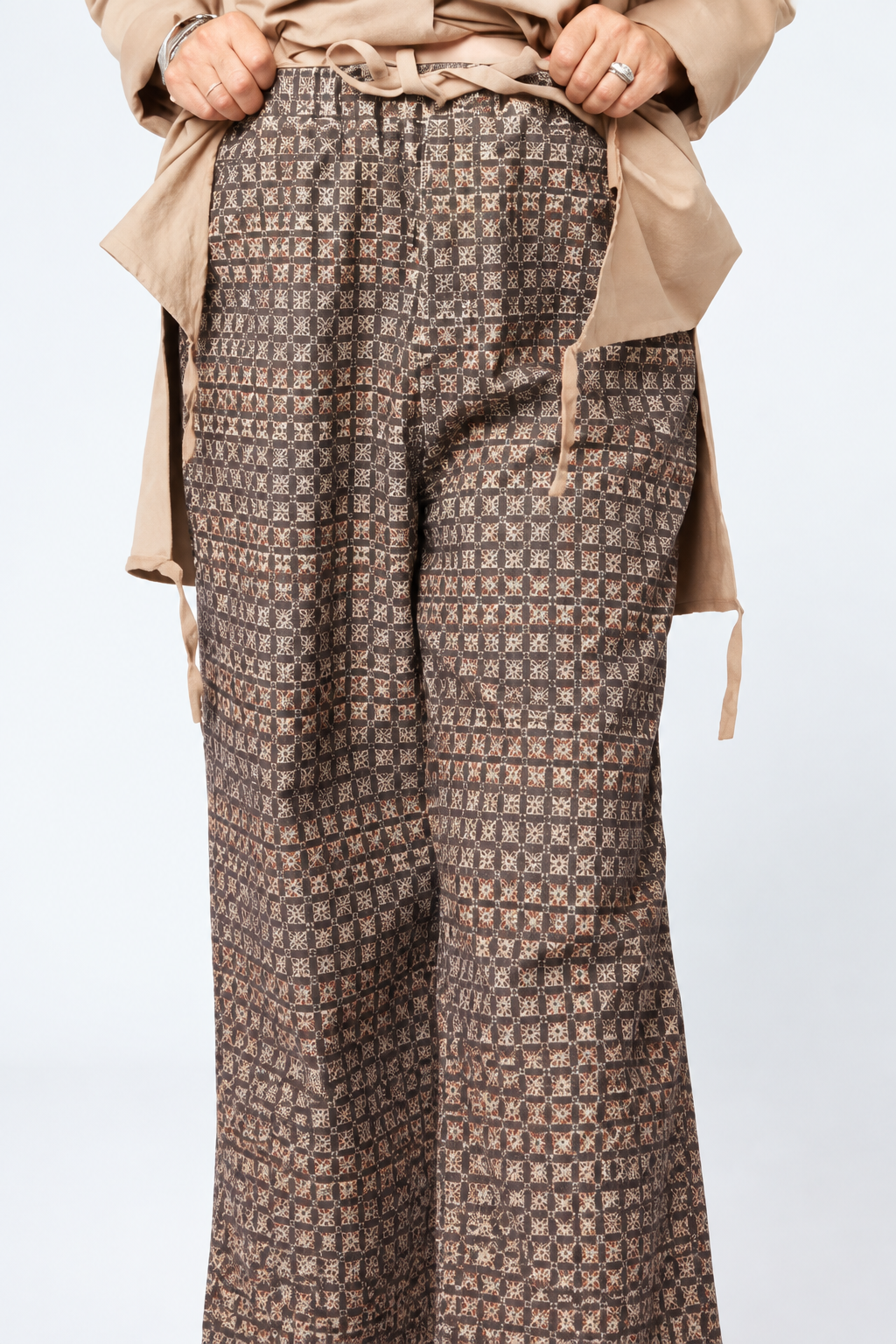 Pantalón de cuadros marrones de pernera ancha