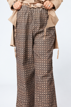 Pantalón de cuadros marrones de pernera ancha