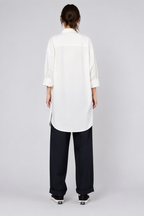 Camisa blanca larga de corte amplio