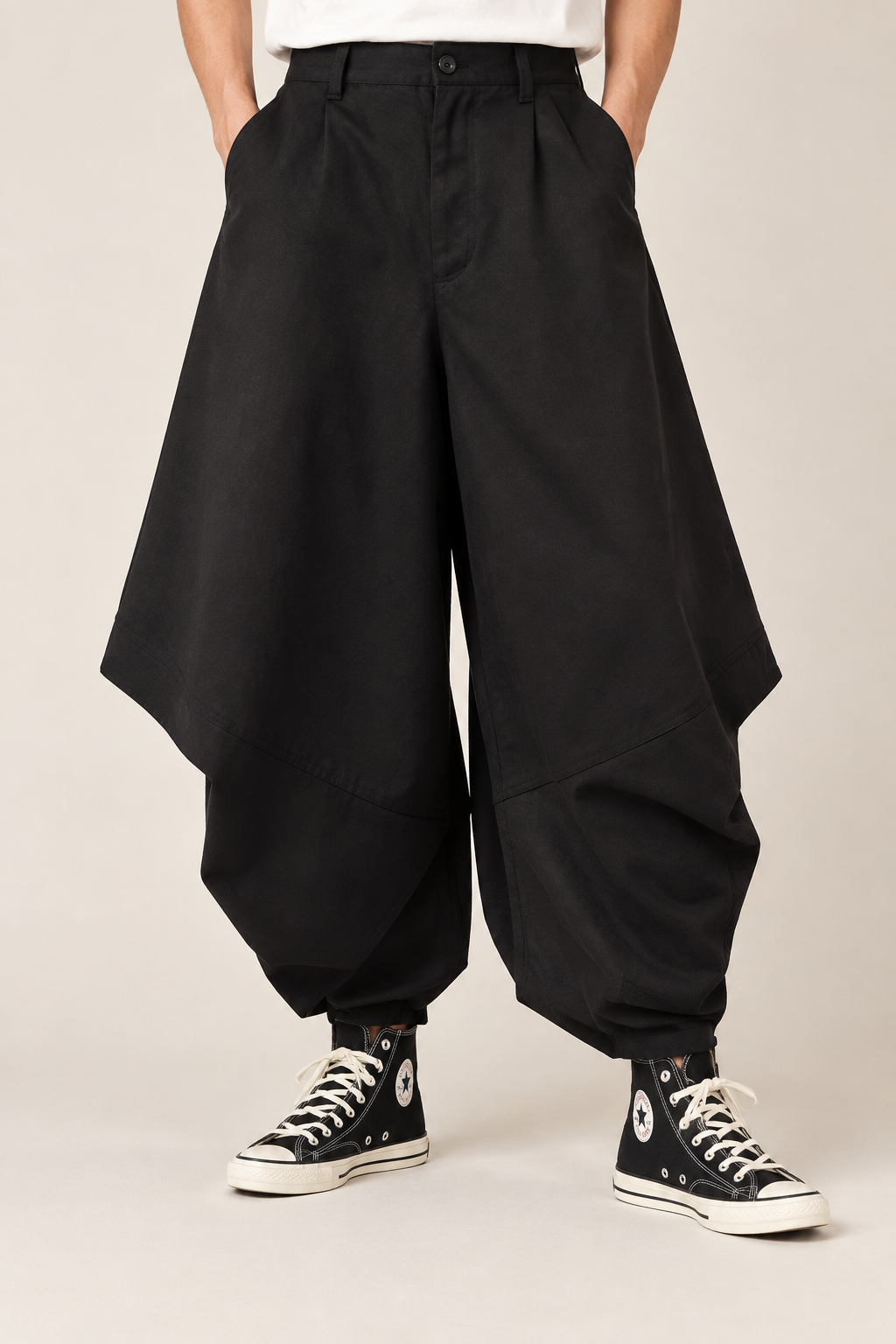 Pantalón negro amplio de bajo asimétrico