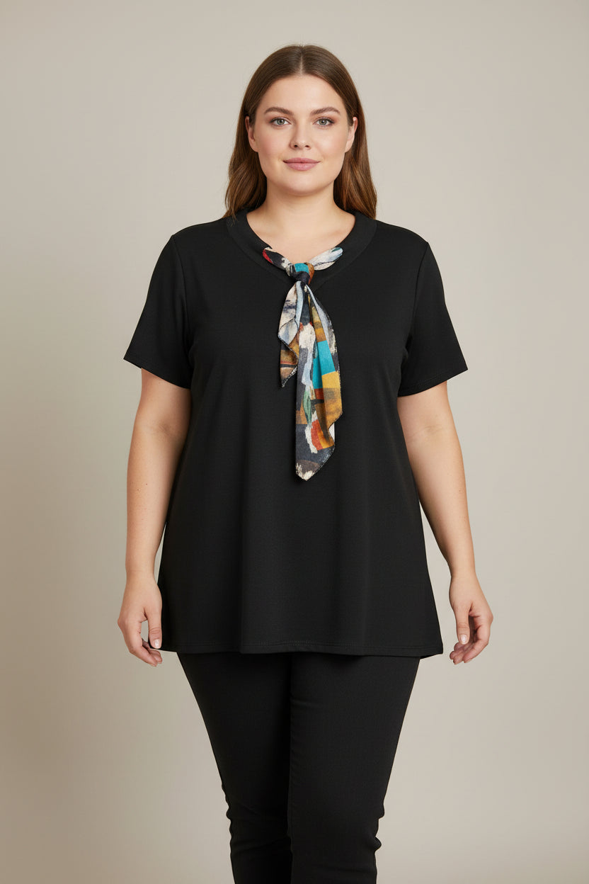 Camiseta Negra Fular Geométrico Anudado Cuello Tallas Grandes | YOLYKKE Curvy