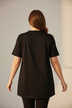 Camiseta Negra Fular Geométrico Anudado Cuello Tallas Grandes | YOLYKKE Curvy