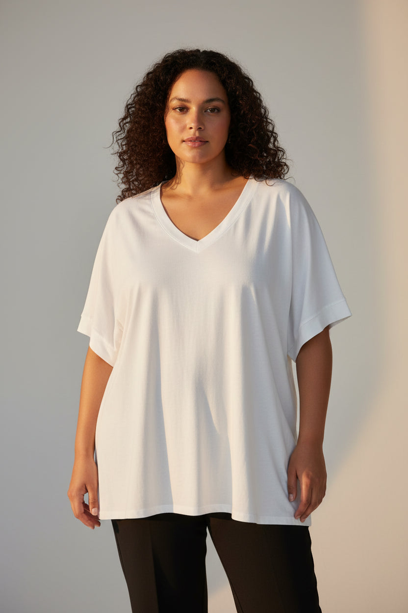Camiseta Básica Cuello Pico Manga Murciélago Blanca Tallas Grandes | YOLYKKE Curvy