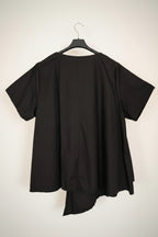 Camisa Asimétrica Clip Perla Negro Tallas Grandes | YOLYKKE Curvy