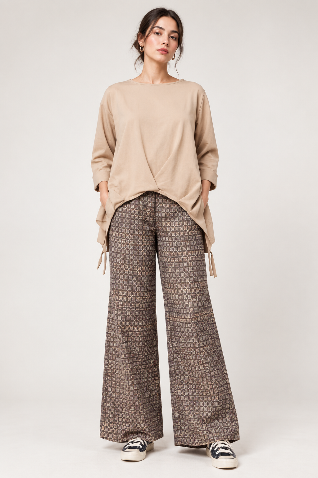 Pantalón de cuadros marrones de pernera ancha
