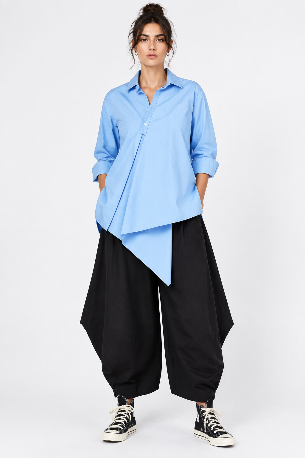 Pantalón negro amplio de bajo asimétrico