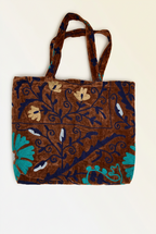 Bolso de algodón con motivos cosidos a mano