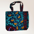 Bolso de algodón con motivos cosidos a mano