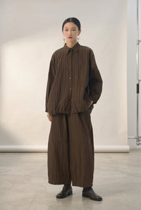 Camisa texturizada marrón con espalda superpuesta Nefelibata