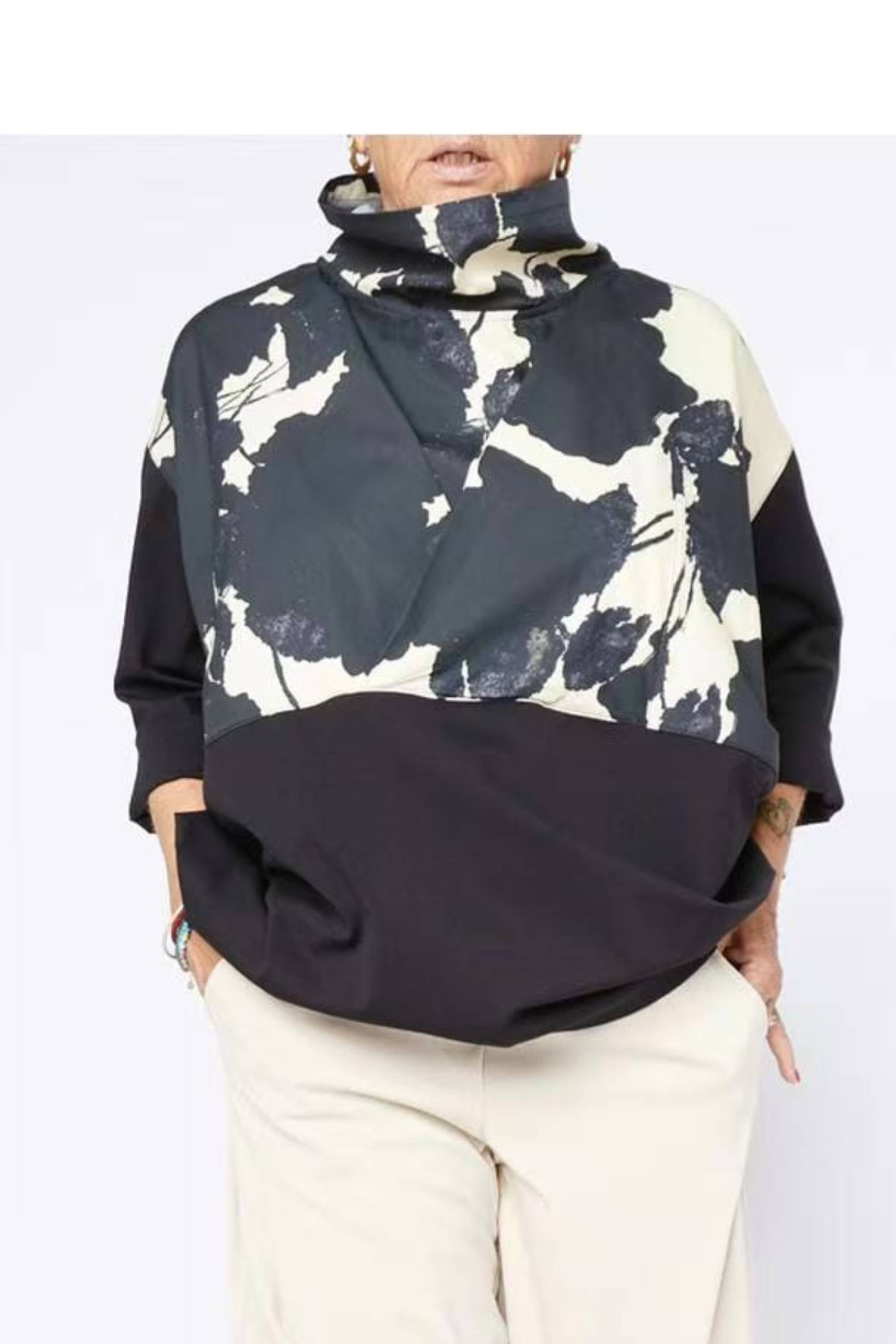 Top Dos Texturas Estampado Botánico Cuello Chimenea Negro | Wendy Trendy