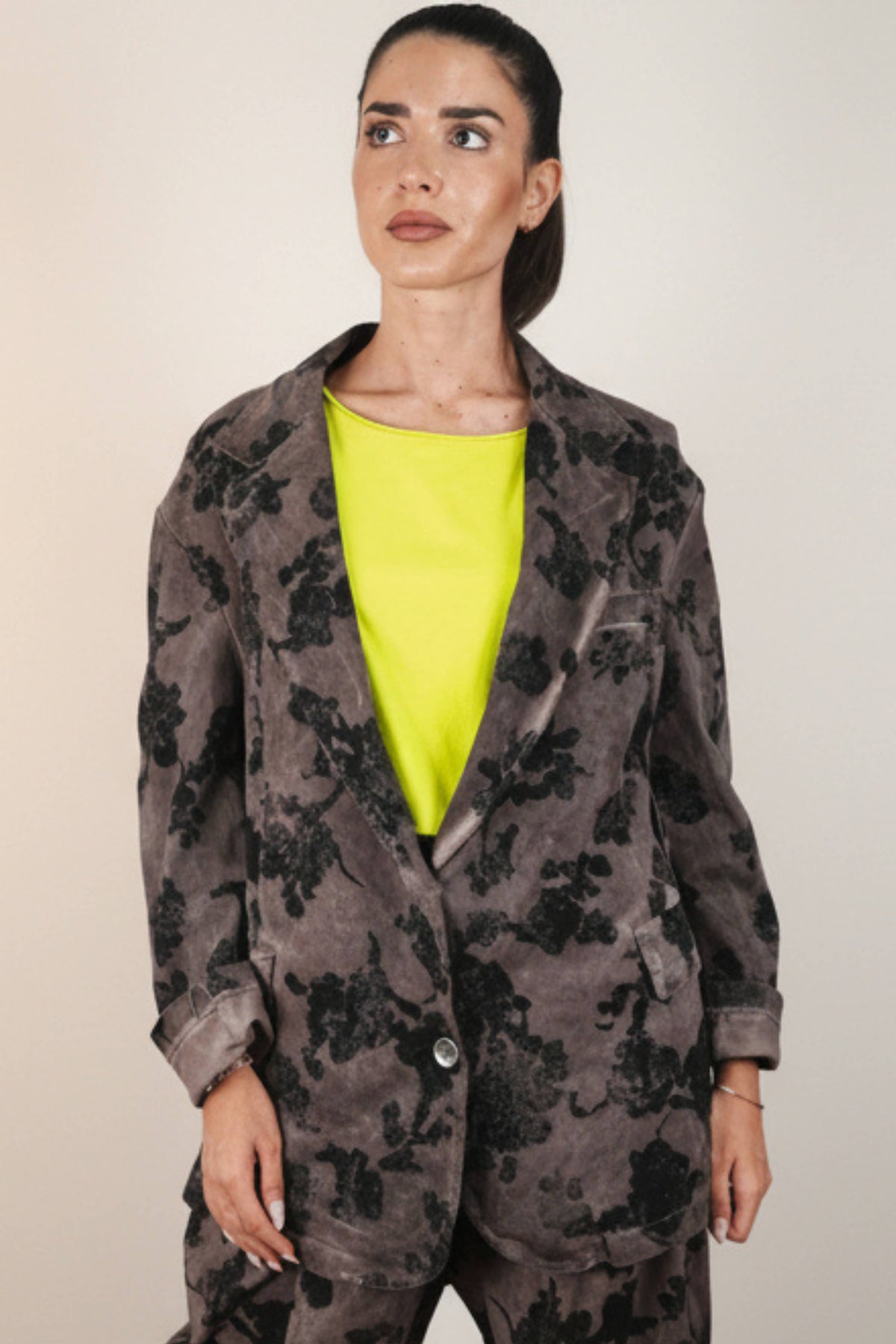 Blazer Yolykke Floral Marrom com Inspiração Japonesa