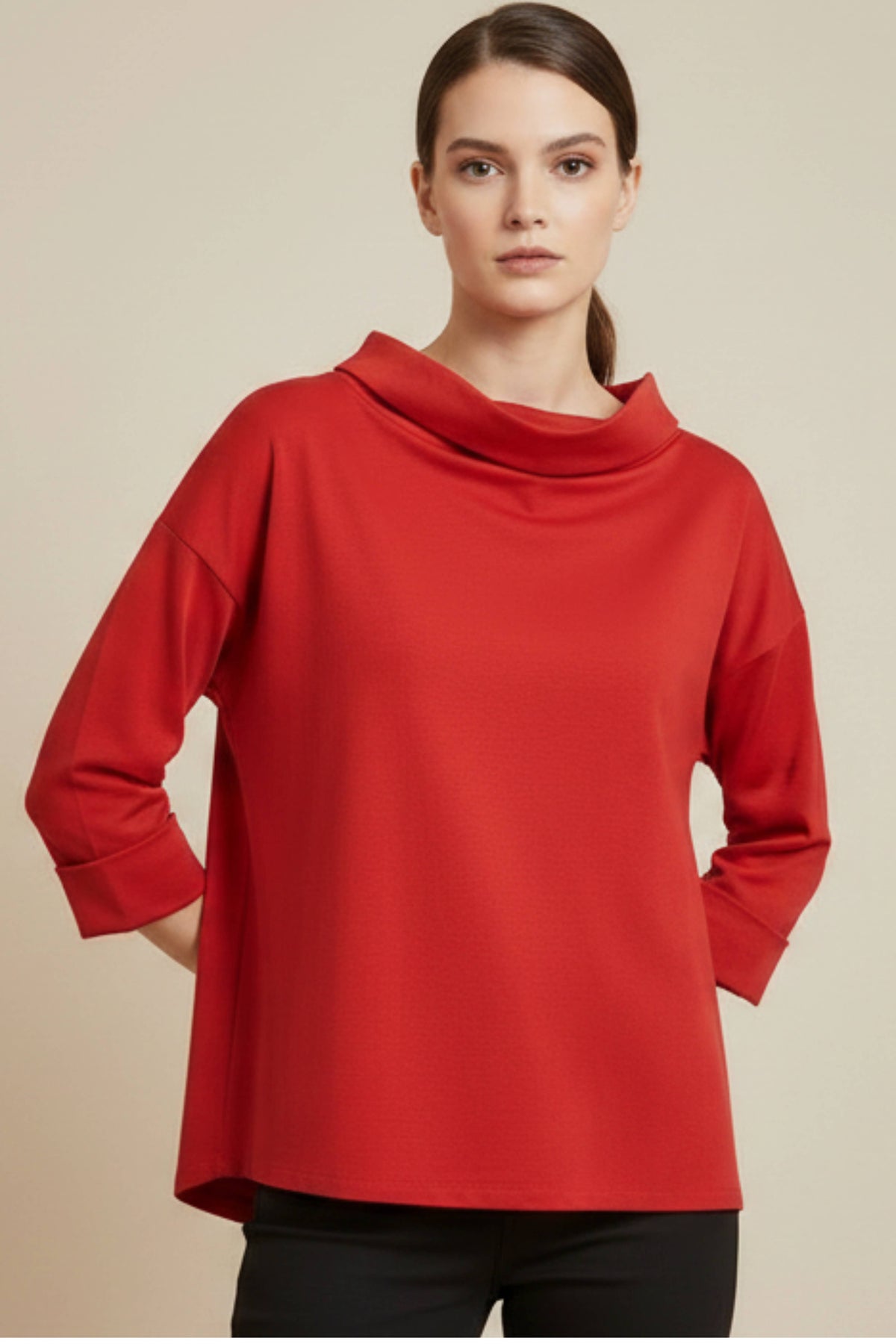 Maglietta Oversize in Punto Milano con collo ribassato ripiegato, fondo asimmetrico e maniche 3/4 | Wendy Trendy