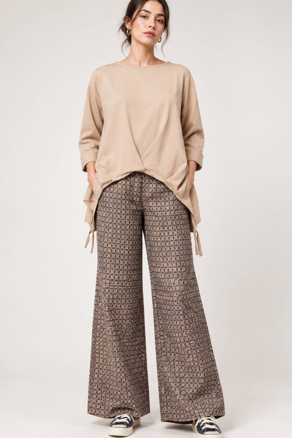 Pantalón de cuadros marrones de pernera ancha