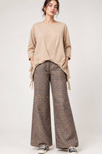 Pantalón de cuadros marrones de pernera ancha