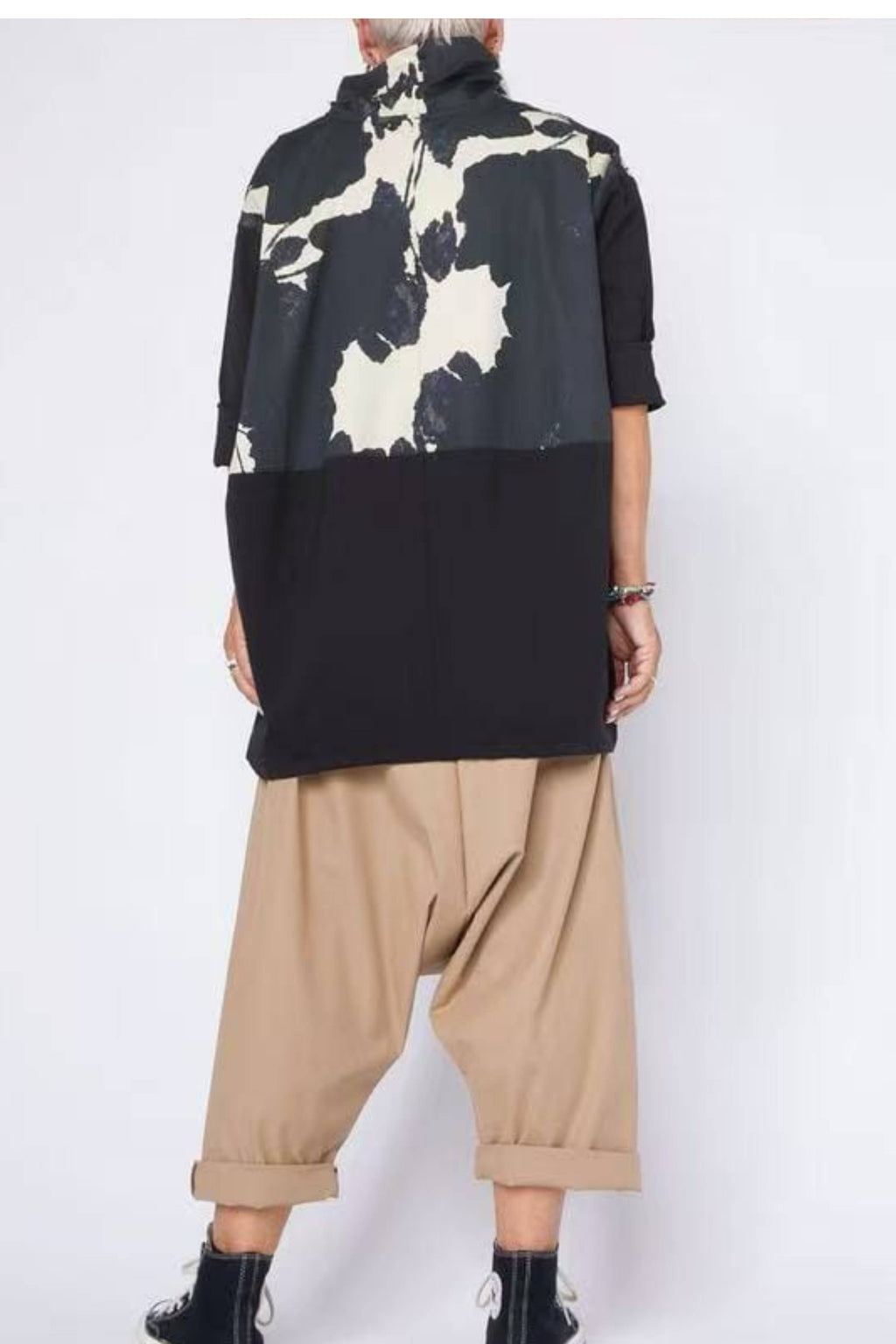 Top Dos Texturas Estampado Botánico Cuello Chimenea Negro | Wendy Trendy
