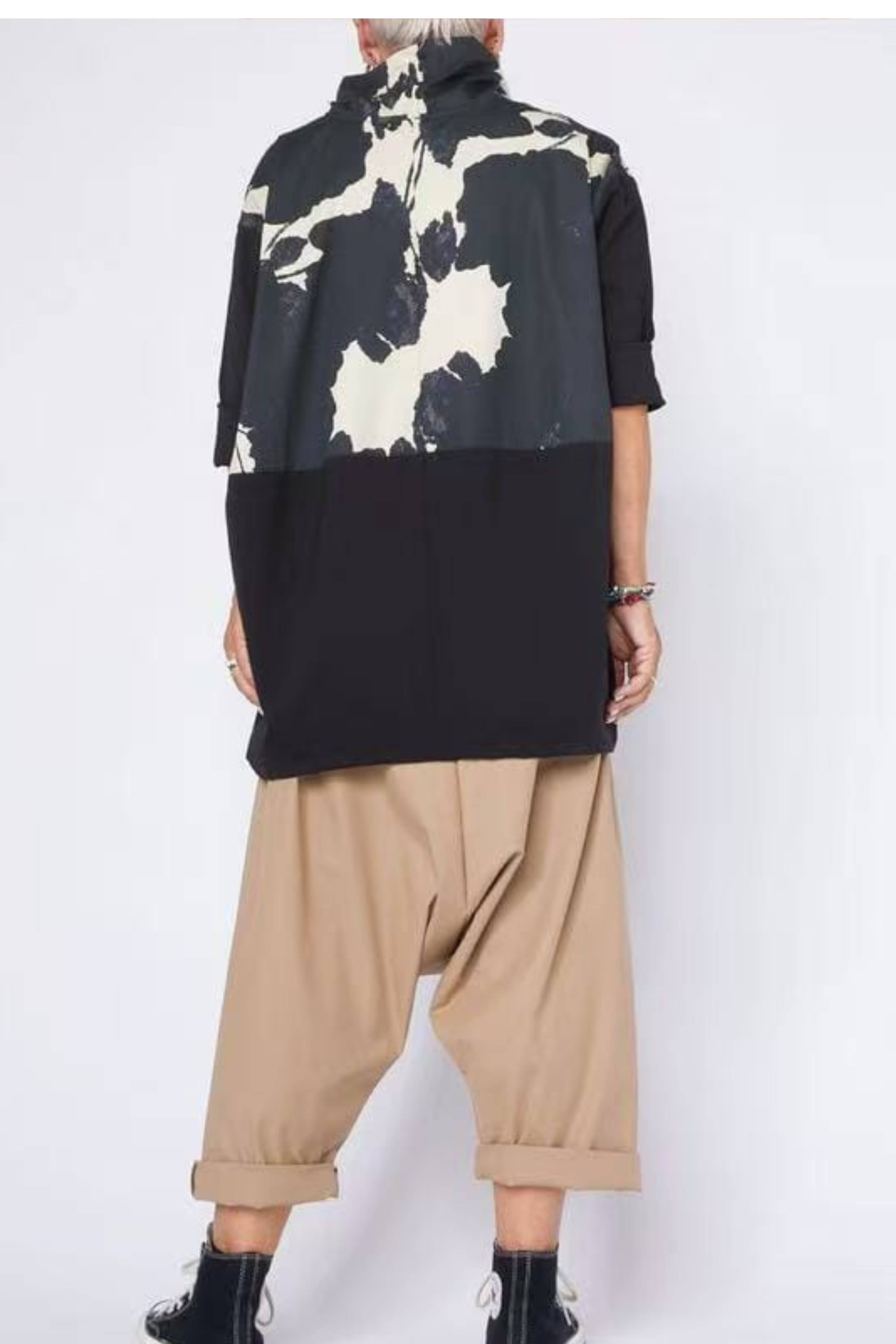 Top Dos Texturas Estampado Botánico Cuello Chimenea Negro | Wendy Trendy