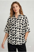 Camisa Corazones Manga Murciélago Beige Negro | Nefelibata