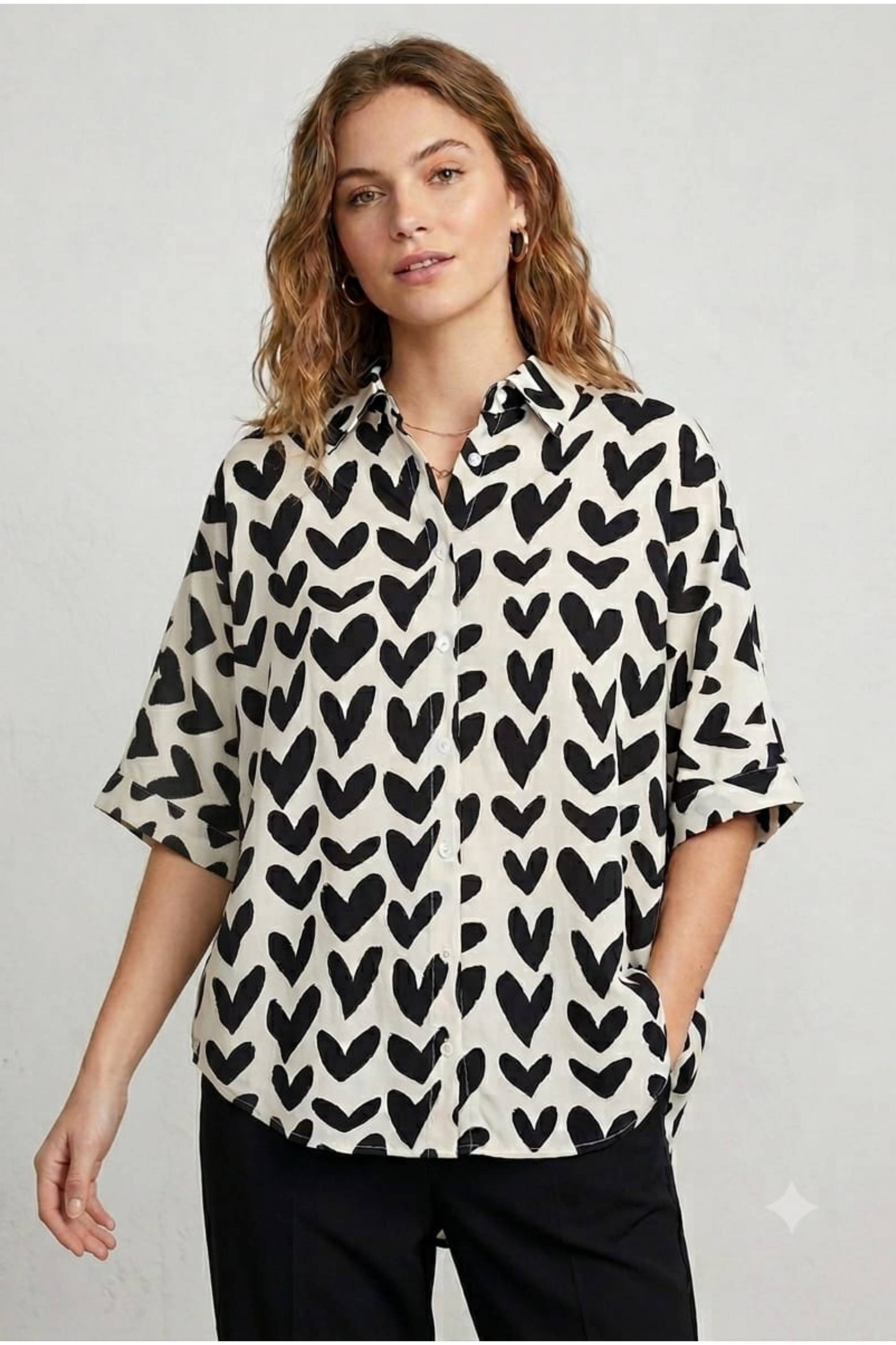 Camisa Corazones Manga Murciélago Beige Negro | Nefelibata