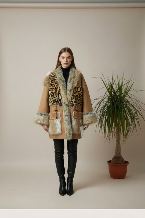 abrigo de nefelibata con piel sintetica combinado de pelo en leopardo y vison