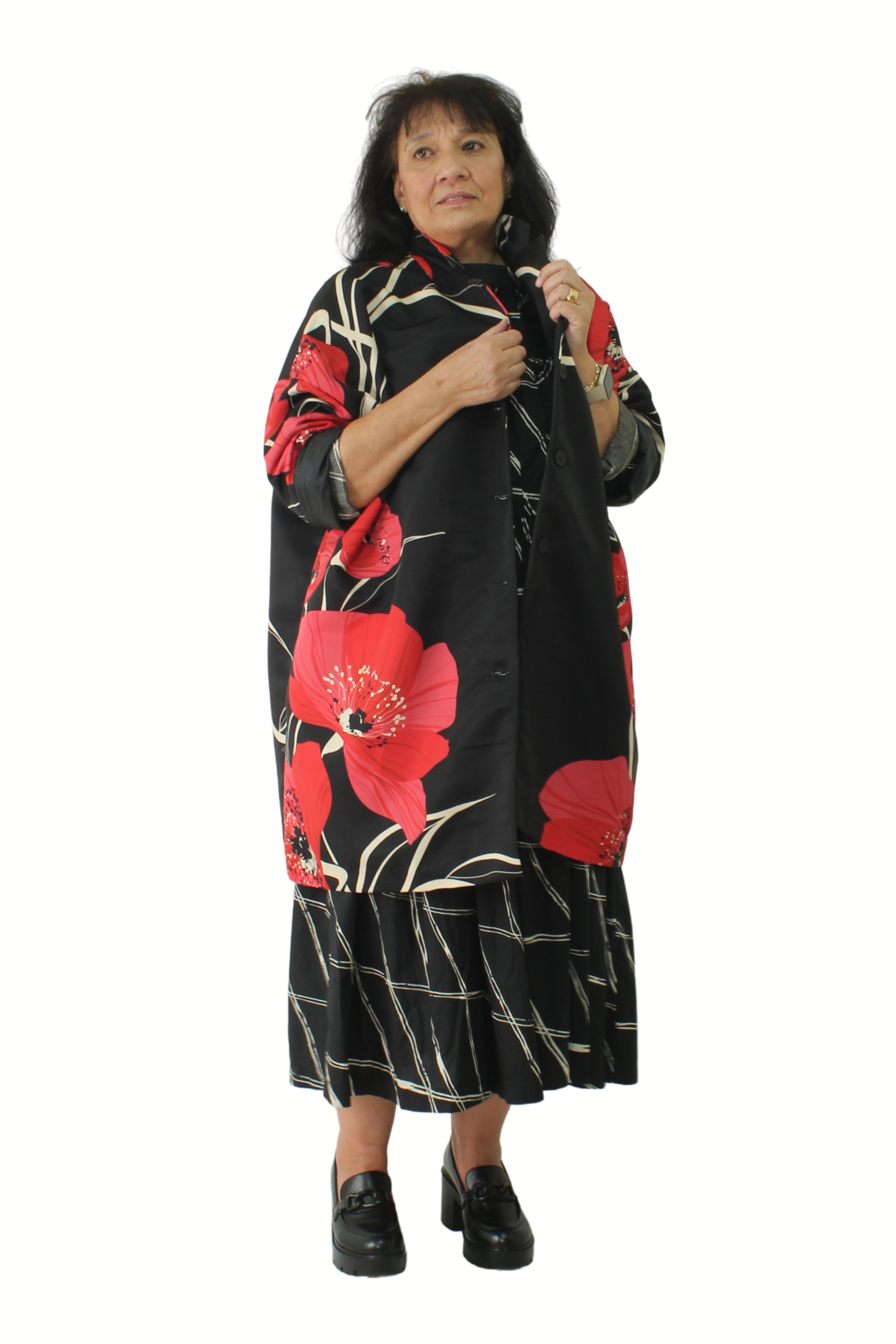 abrigo negro con amapola roja de wendy trendy |YOLYKKE