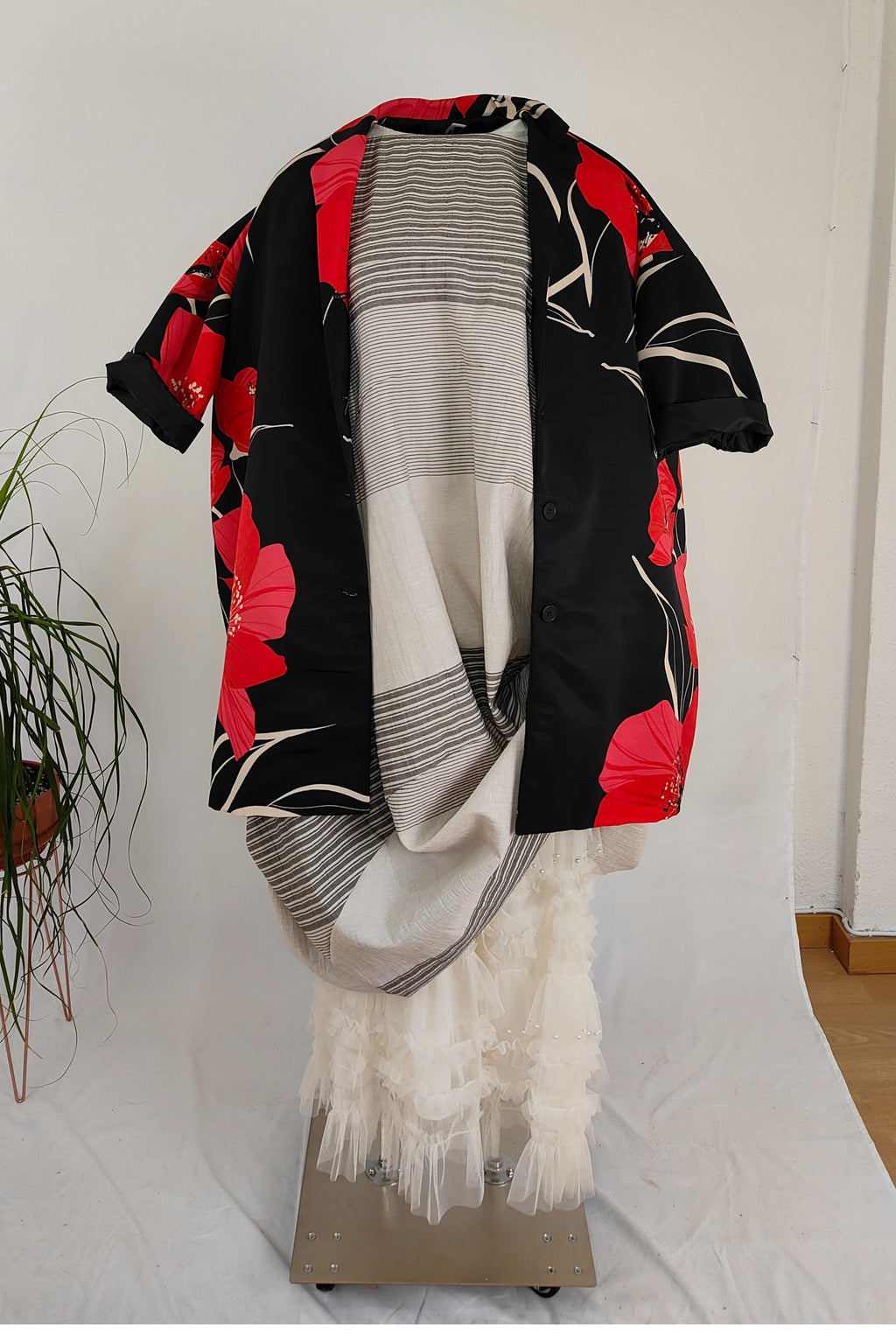 abrigo negro con amapola roja de wendy trendy |YOLYKKE