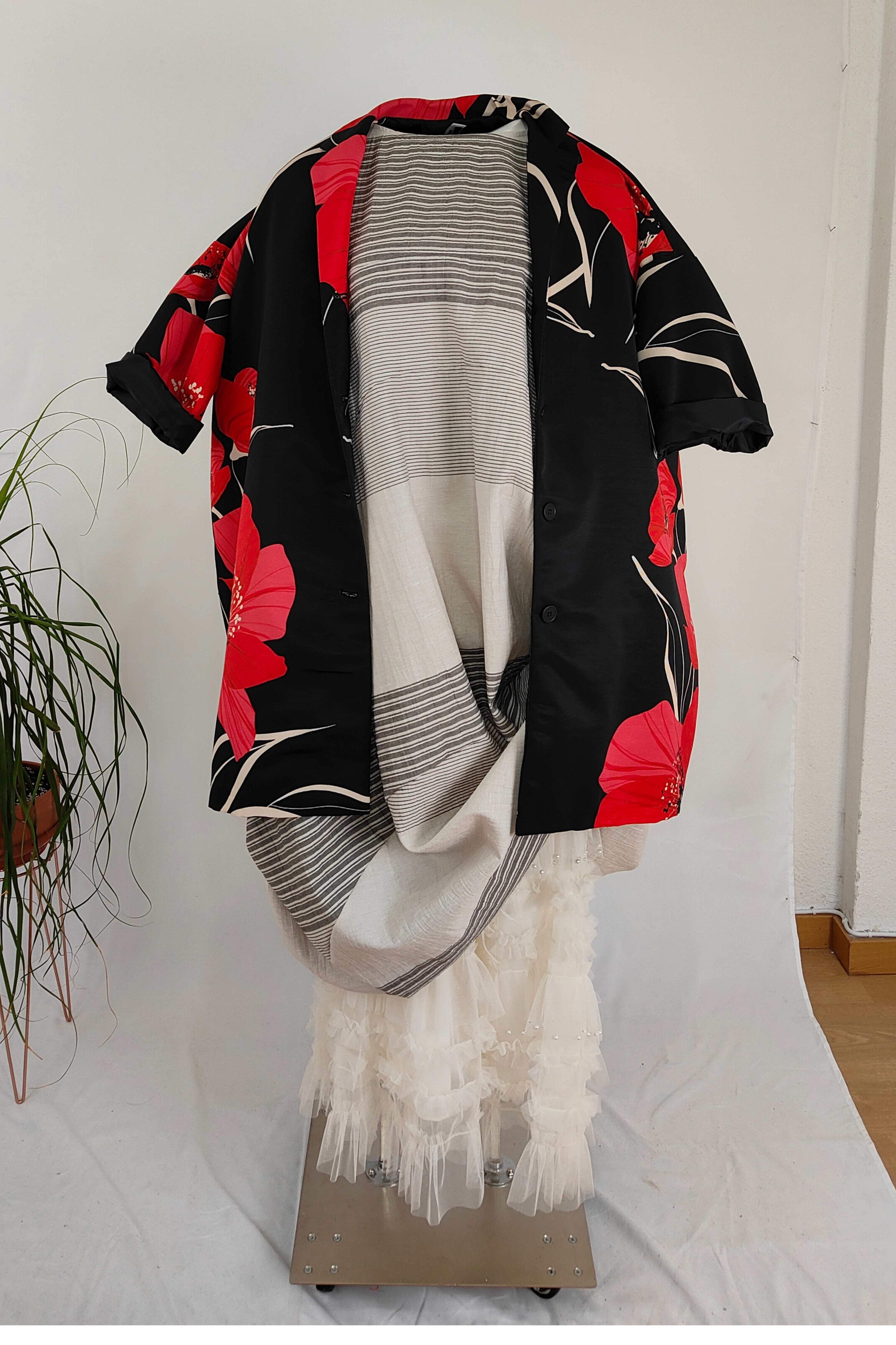 abrigo negro con amapola roja de wendy trendy |YOLYKKE