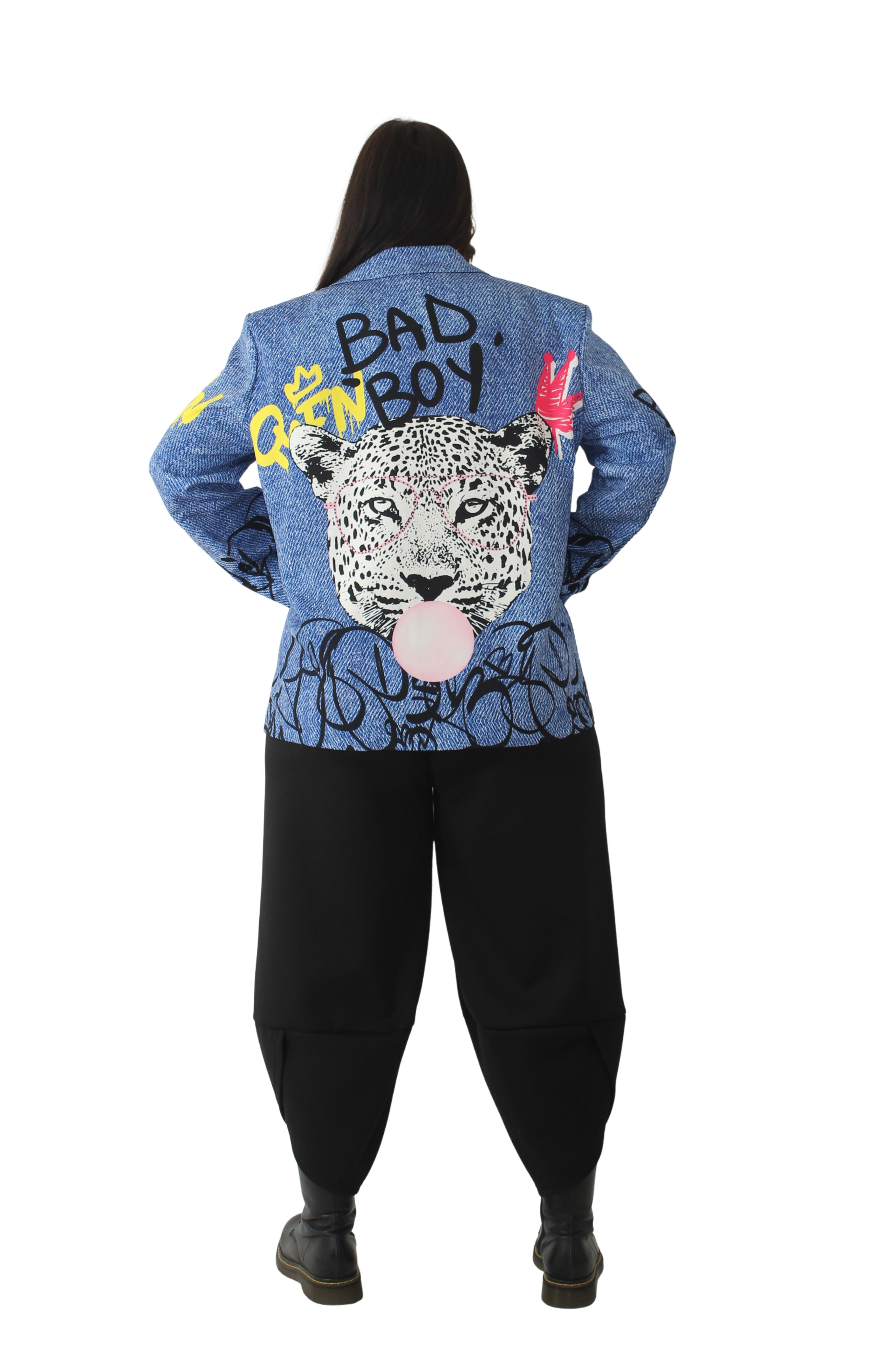 Blazer azul vaquero con tigre estampado en la espalda y texto en negro y azul LYKKE